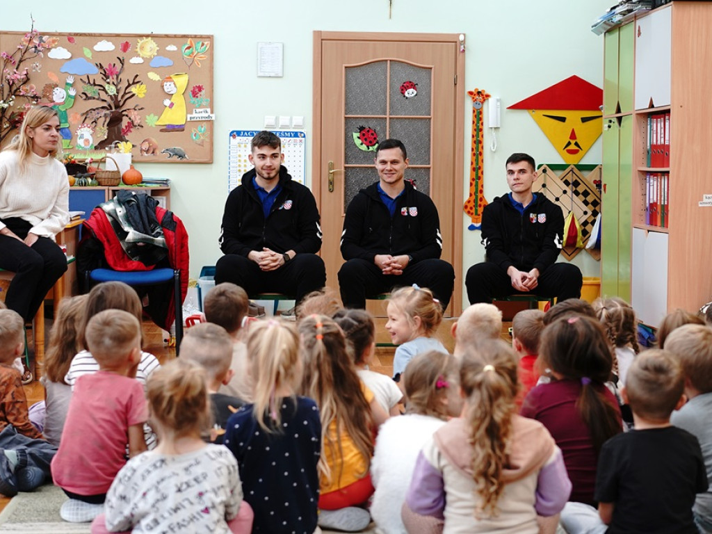 Tydzień na sportowo. Dzieci pograły w piłkę ręczną z zawodnikami Chrobrego [ZDJĘCIA]