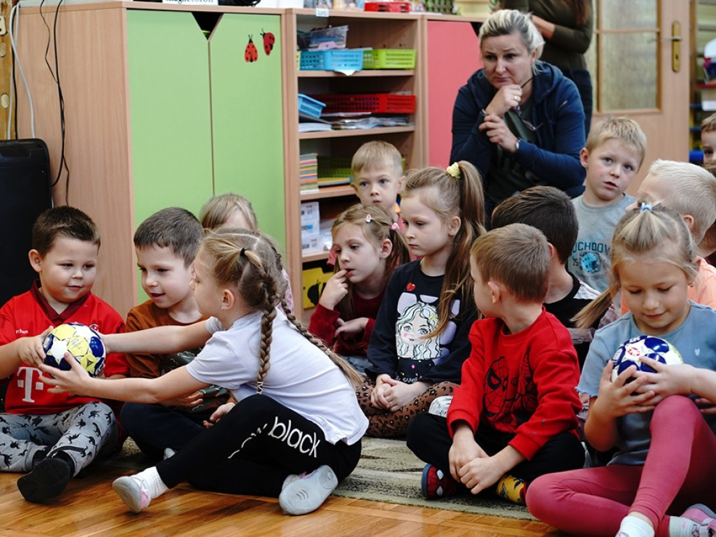 Tydzień na sportowo. Dzieci pograły w piłkę ręczną z zawodnikami Chrobrego [ZDJĘCIA]