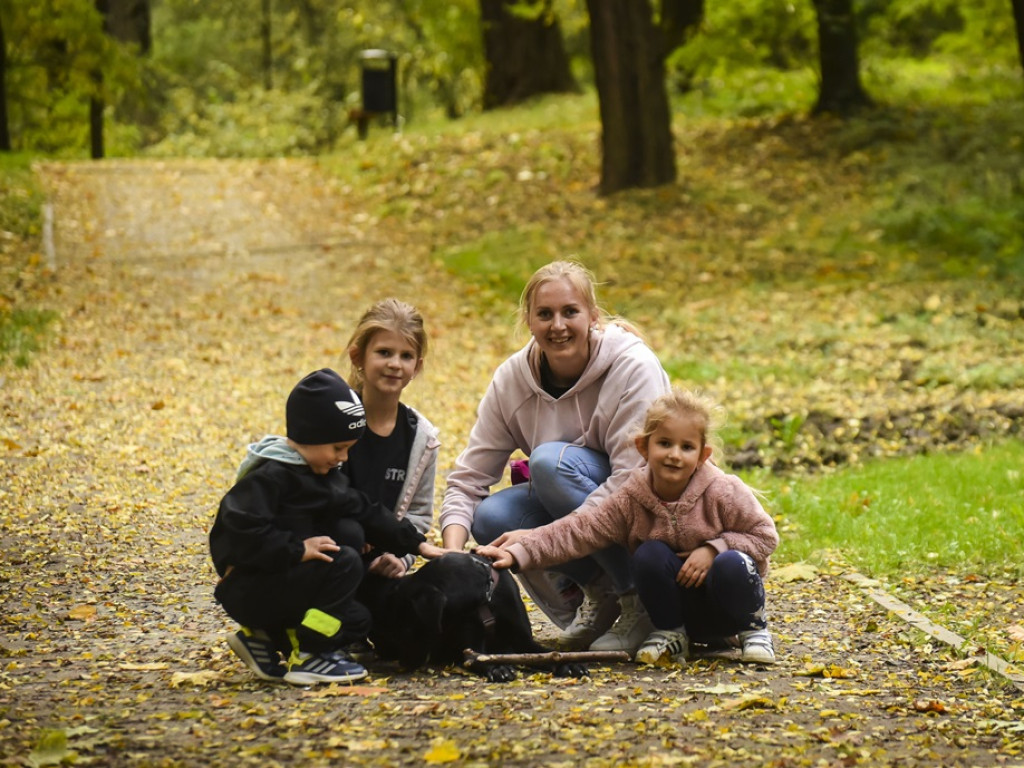Dzieci z OSP wyprowadziły psy na spacer, ale i przyniosły im karmę [ZDJĘCIA]