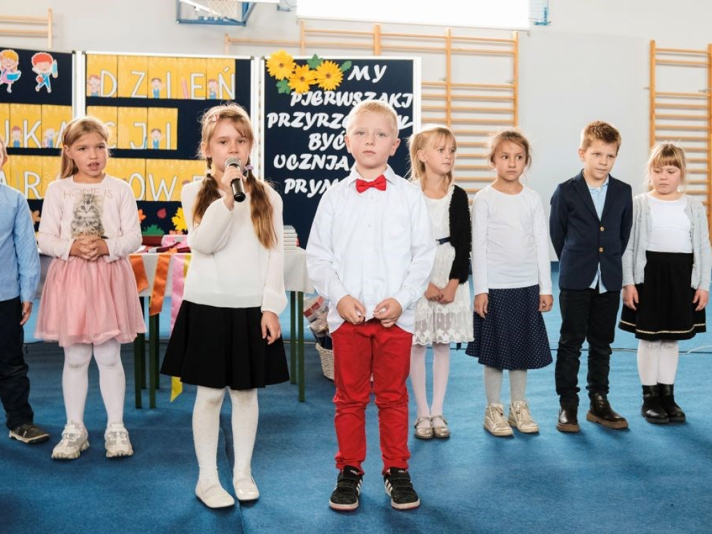 Pierwszoklasiści ślubowali. Były śpiewy i odciski paluszków [ZDJĘCIA]
