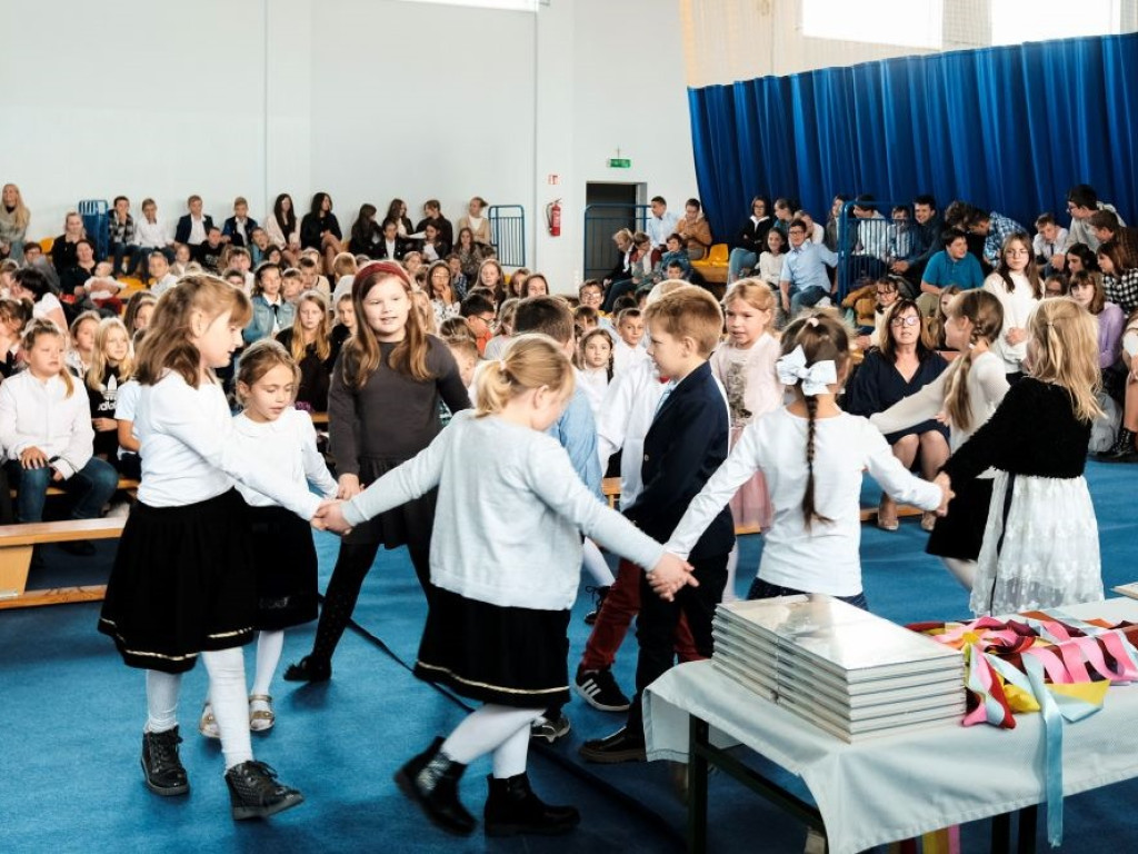 Pierwszoklasiści ślubowali. Były śpiewy i odciski paluszków [ZDJĘCIA]