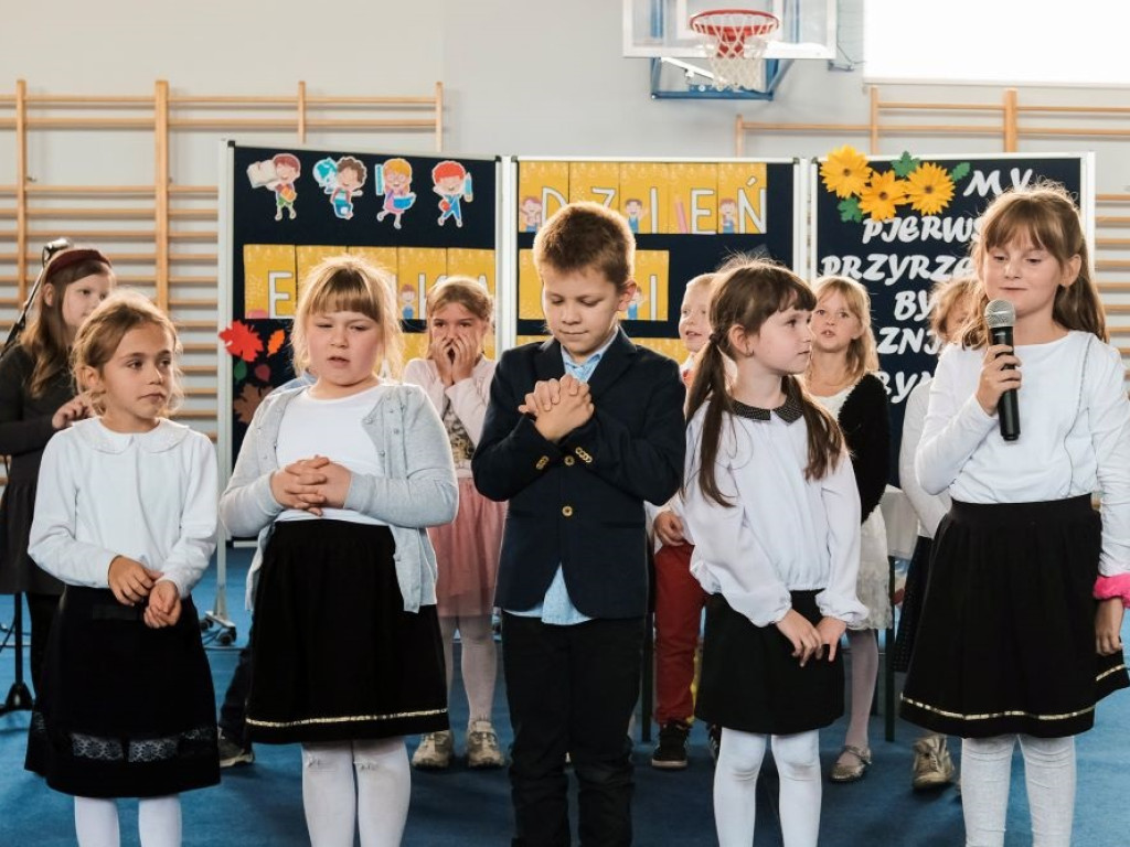 Pierwszoklasiści ślubowali. Były śpiewy i odciski paluszków [ZDJĘCIA]