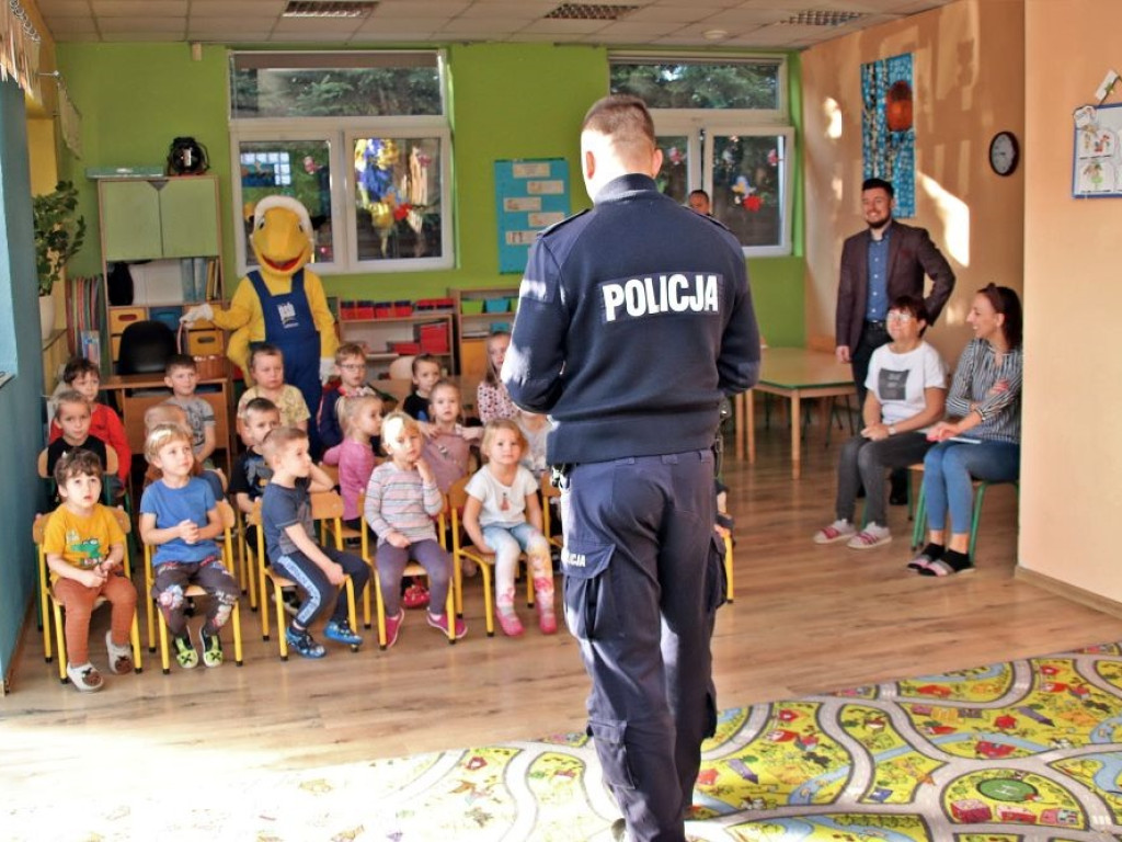 Policjanci rozdali kolorowe kamizelki i nie tylko [ZDJĘCIA]