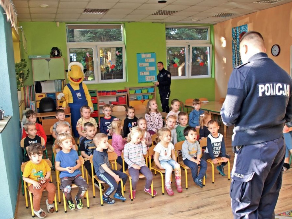 Policjanci rozdali kolorowe kamizelki i nie tylko [ZDJĘCIA]