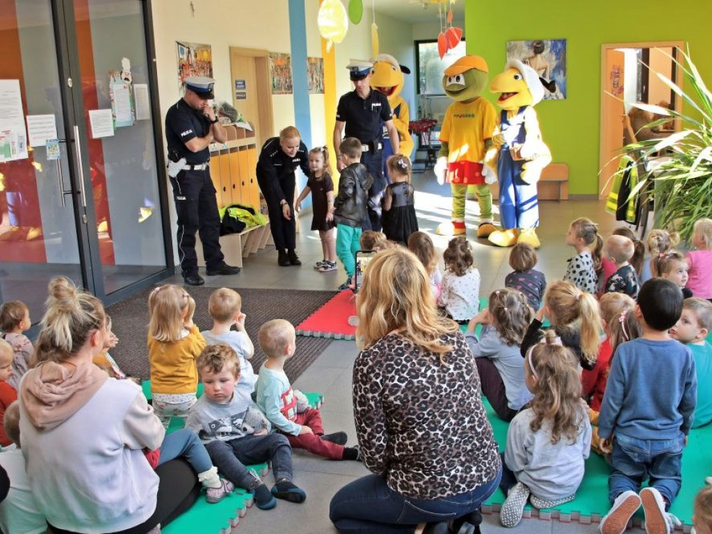 Policjanci rozdali kolorowe kamizelki i nie tylko [ZDJĘCIA]