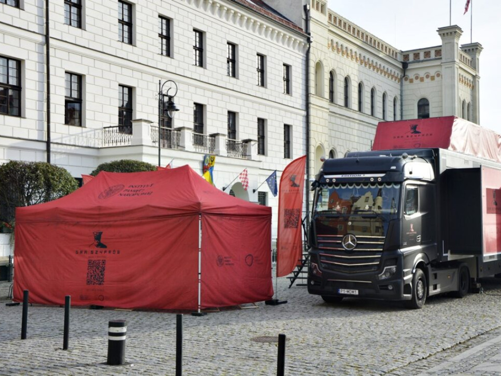 Uczą historii przez gry komputerowe. Pojazd IPN w Rynku [Zdjęcia]