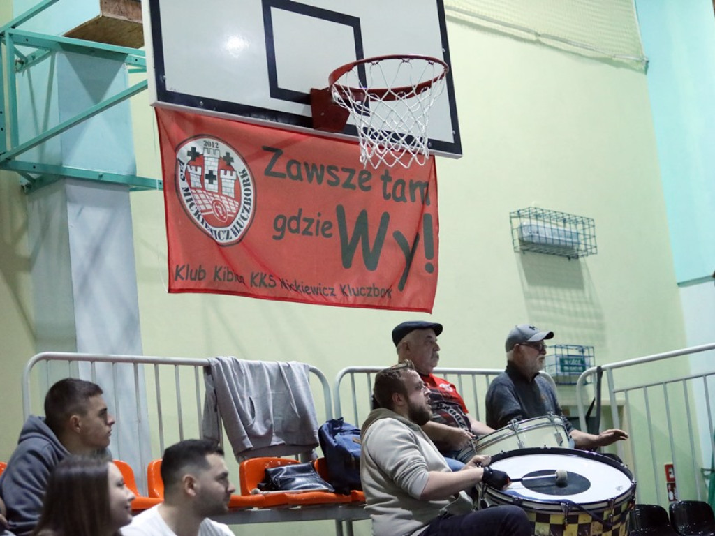 Sędziowie show i porażka Chrobrego po zaciętym meczu [ZDJĘCIA]