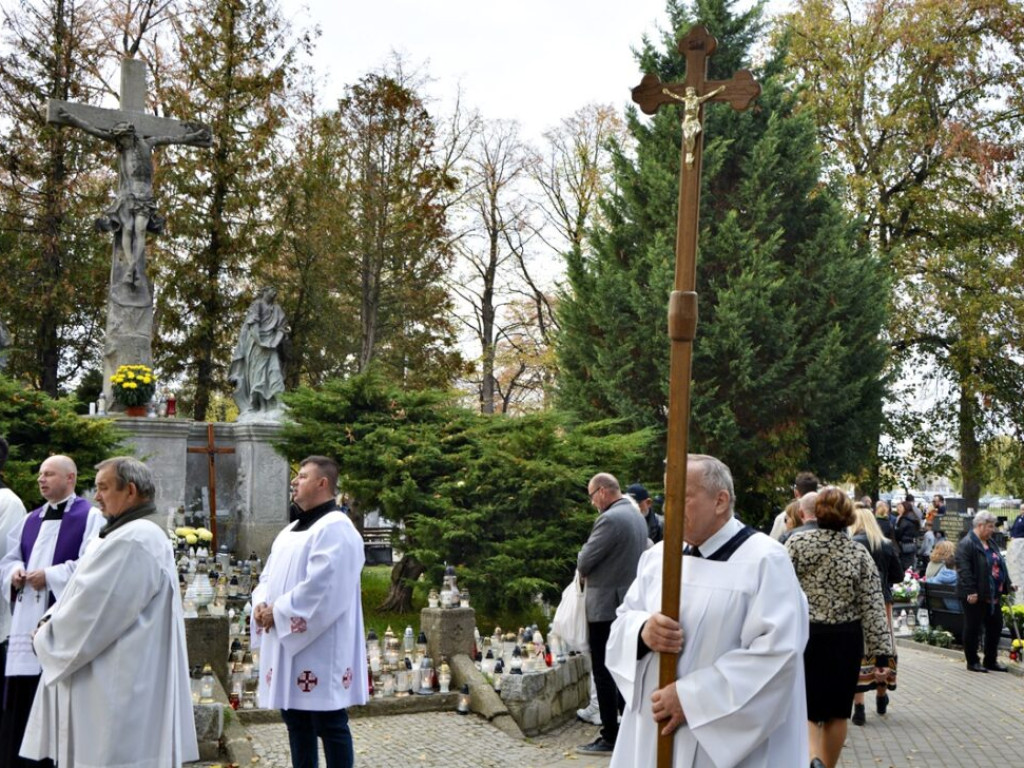 Tłumy na cmentarzu przy Legnickiej. Biskup: 