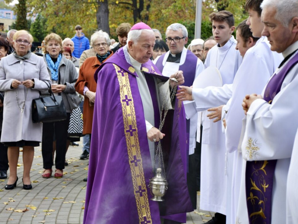 Tłumy na cmentarzu przy Legnickiej. Biskup: 