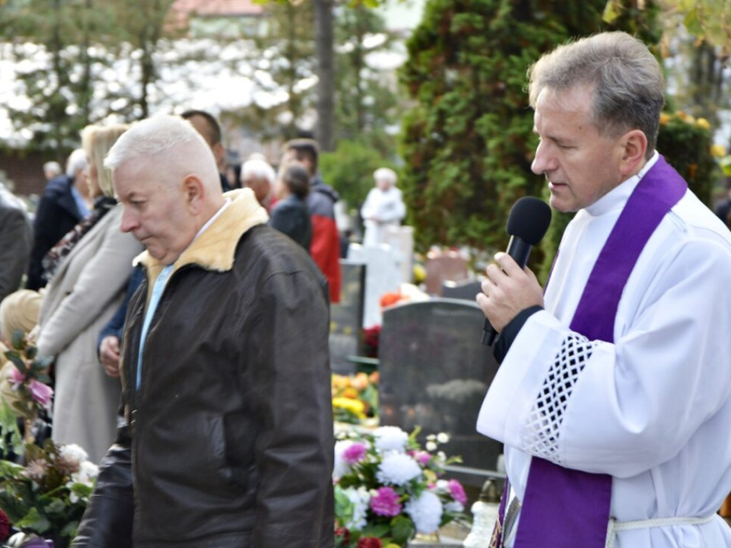 Tłumy na cmentarzu przy Legnickiej. Biskup: 