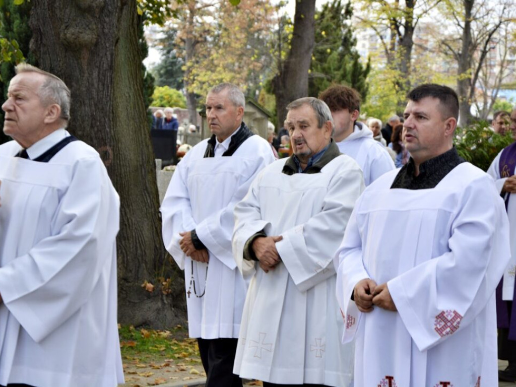 Tłumy na cmentarzu przy Legnickiej. Biskup: 