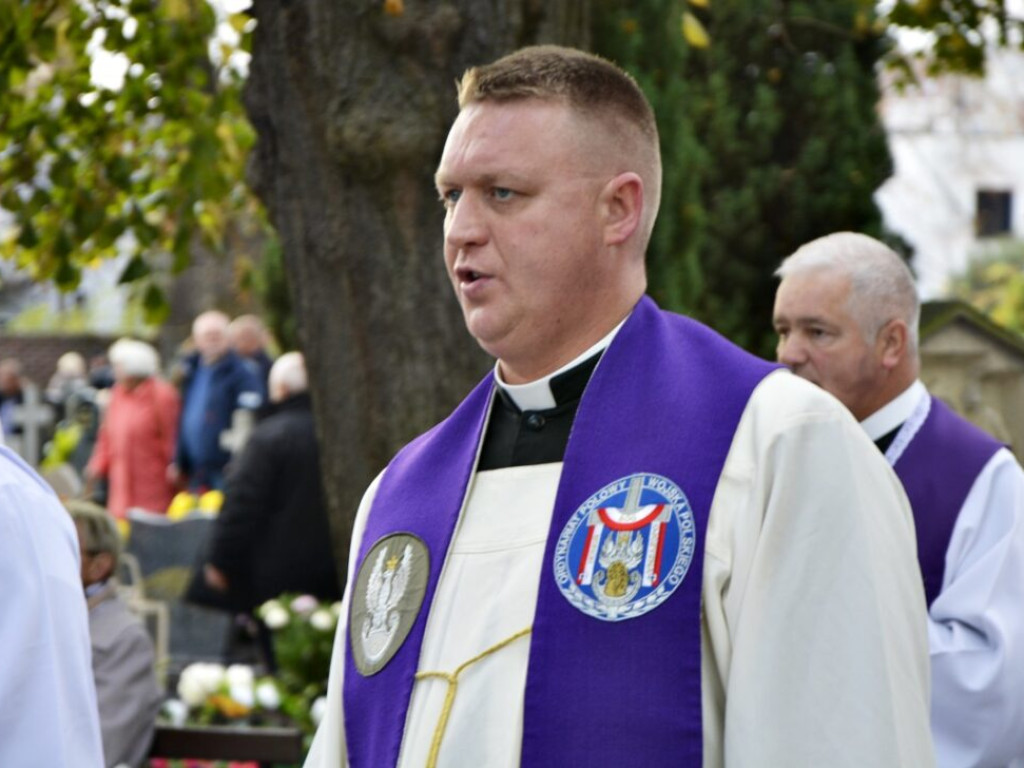 Tłumy na cmentarzu przy Legnickiej. Biskup: 