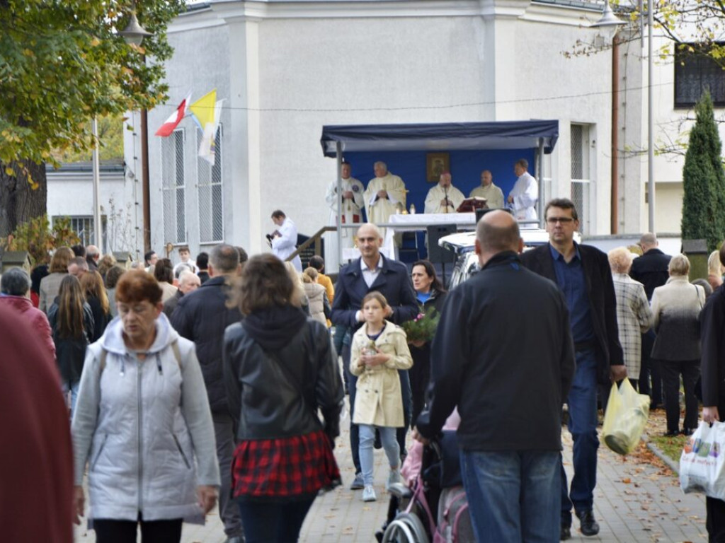 Tłumy na cmentarzu przy Legnickiej. Biskup: 
