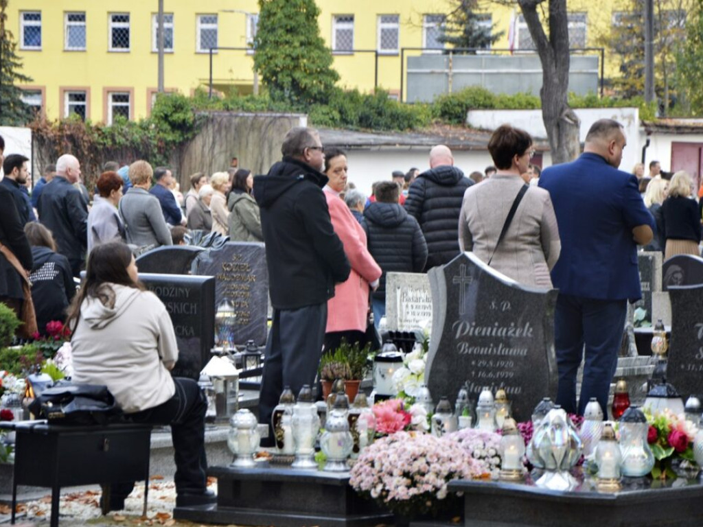 Tłumy na cmentarzu przy Legnickiej. Biskup: 