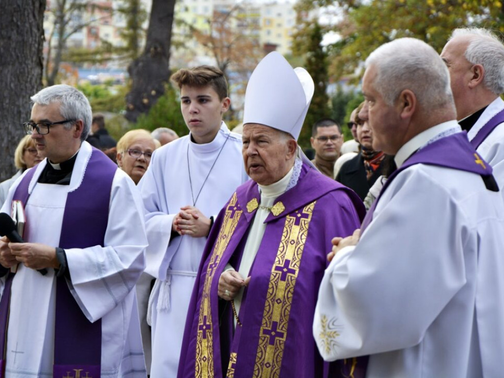 Tłumy na cmentarzu przy Legnickiej. Biskup: 