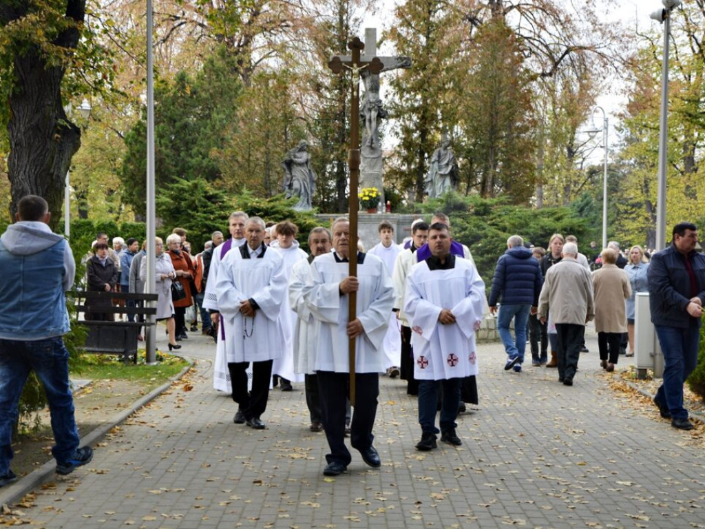 Tłumy na cmentarzu przy Legnickiej. Biskup: 