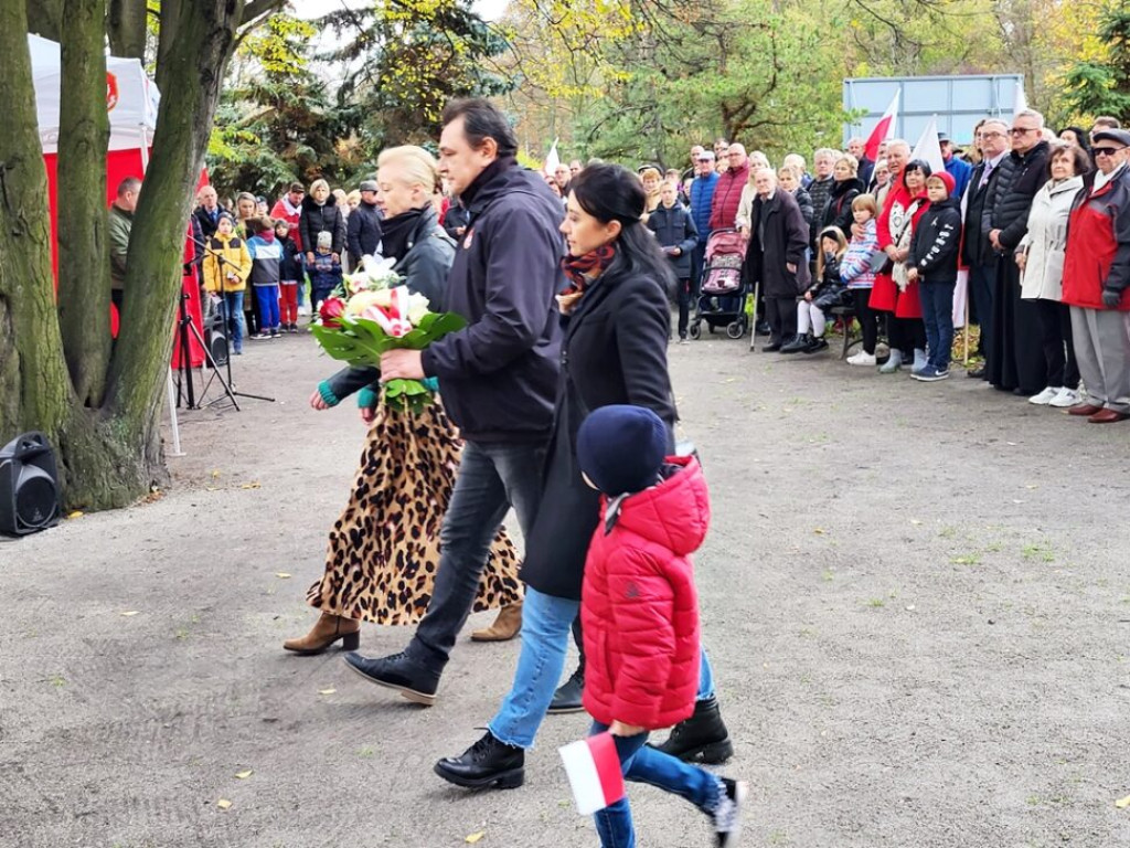 Spotkali się pod biało-czerwonym sztandarem. Uroczystości w Głogowskiej Alei Pamięci