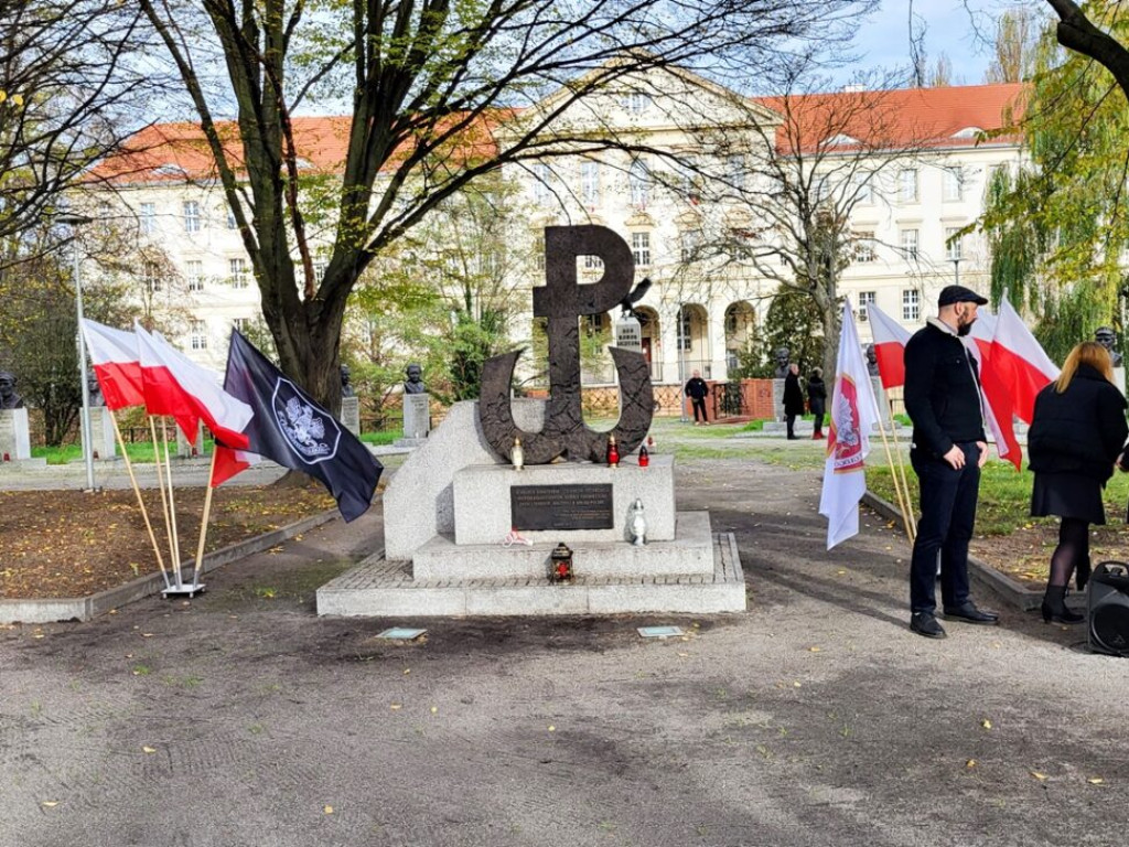 Spotkali się pod biało-czerwonym sztandarem. Uroczystości w Głogowskiej Alei Pamięci