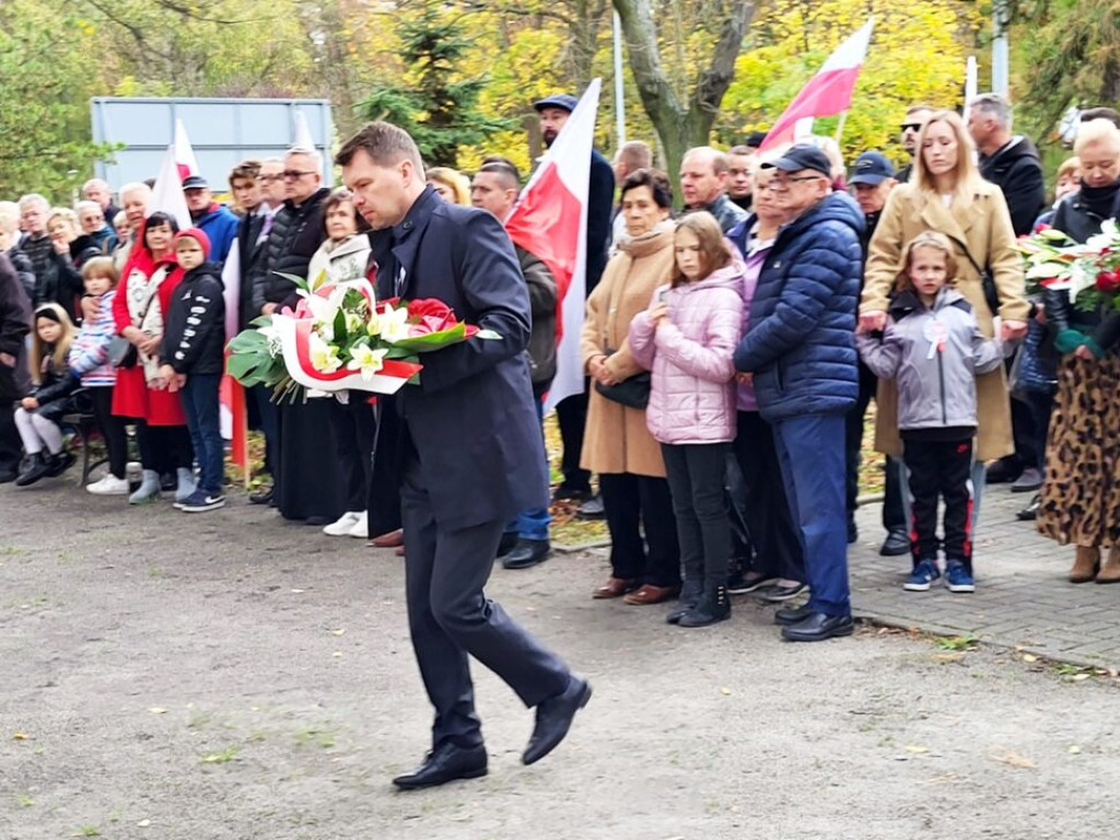 Spotkali się pod biało-czerwonym sztandarem. Uroczystości w Głogowskiej Alei Pamięci