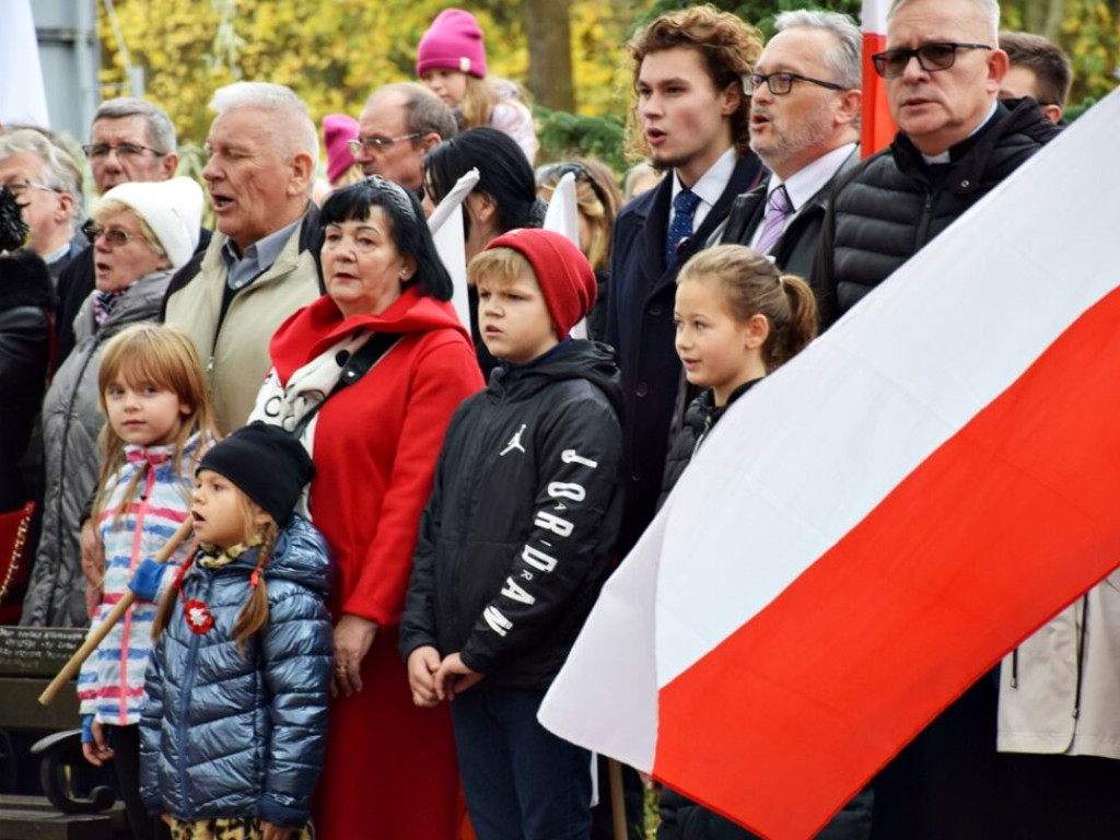 Spotkali się pod biało-czerwonym sztandarem. Uroczystości w Głogowskiej Alei Pamięci