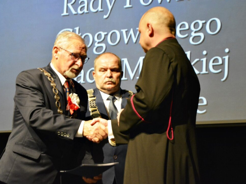 Jeździł rowerem i przekazywał miłość. Ksiądz Walkowiak z tytułem 