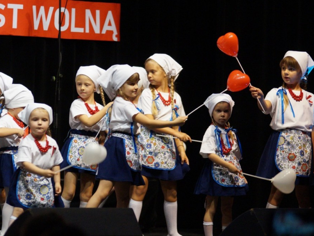 Śpiewały dzieci, śpiewali dorośli - tak wyglądało Narodowe Święto Niepodległości w Grębocicach