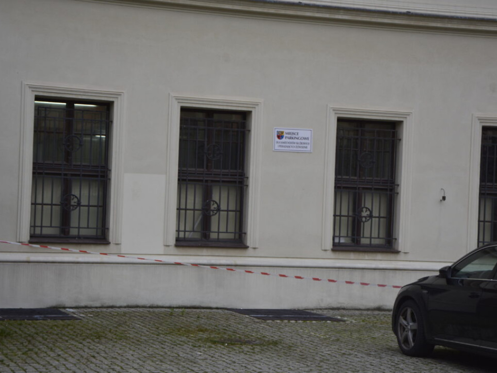 Nawet prezydent tu nie zaparkuje, bo trzeba uważać na głowę