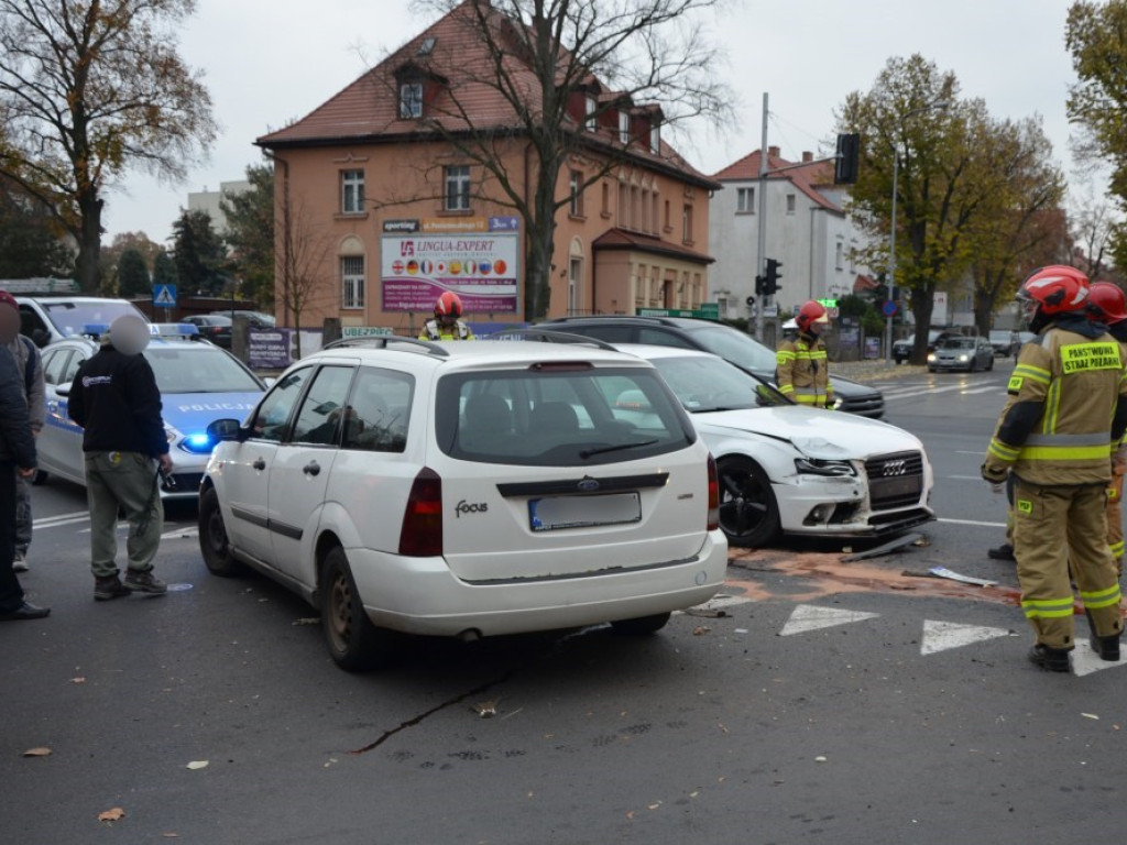 Kobieta zaklinowana w aucie. Kolizja na Sikorskiego [Zdjęcia]