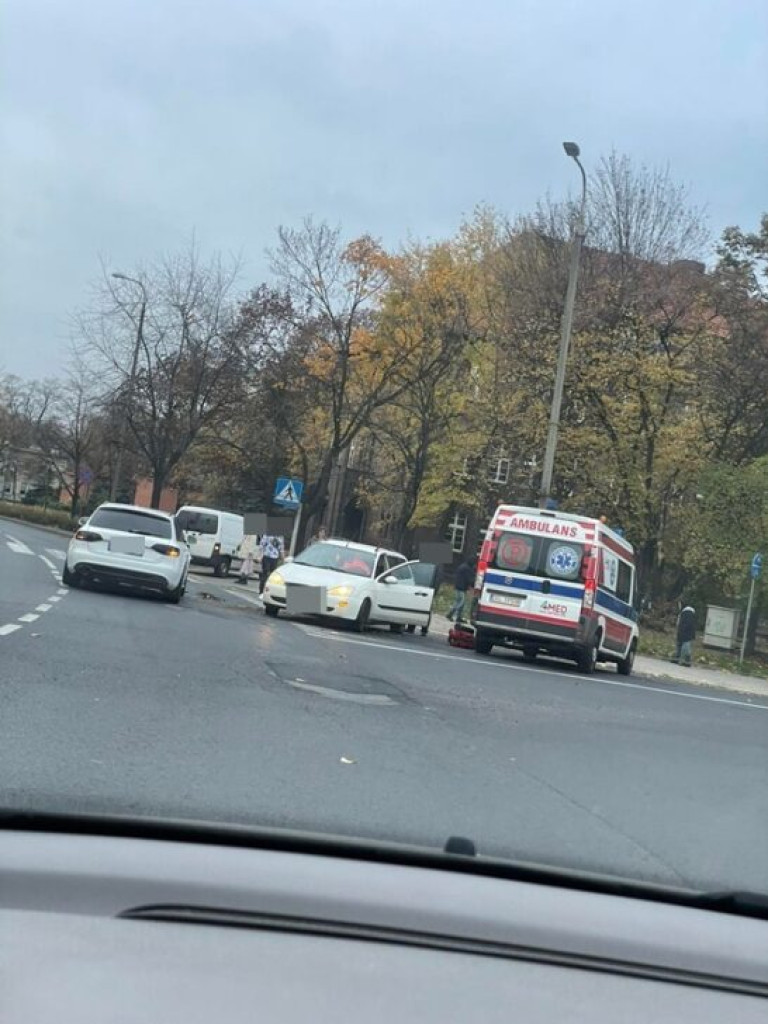 Kobieta zaklinowana w aucie. Kolizja na Sikorskiego [Zdjęcia]