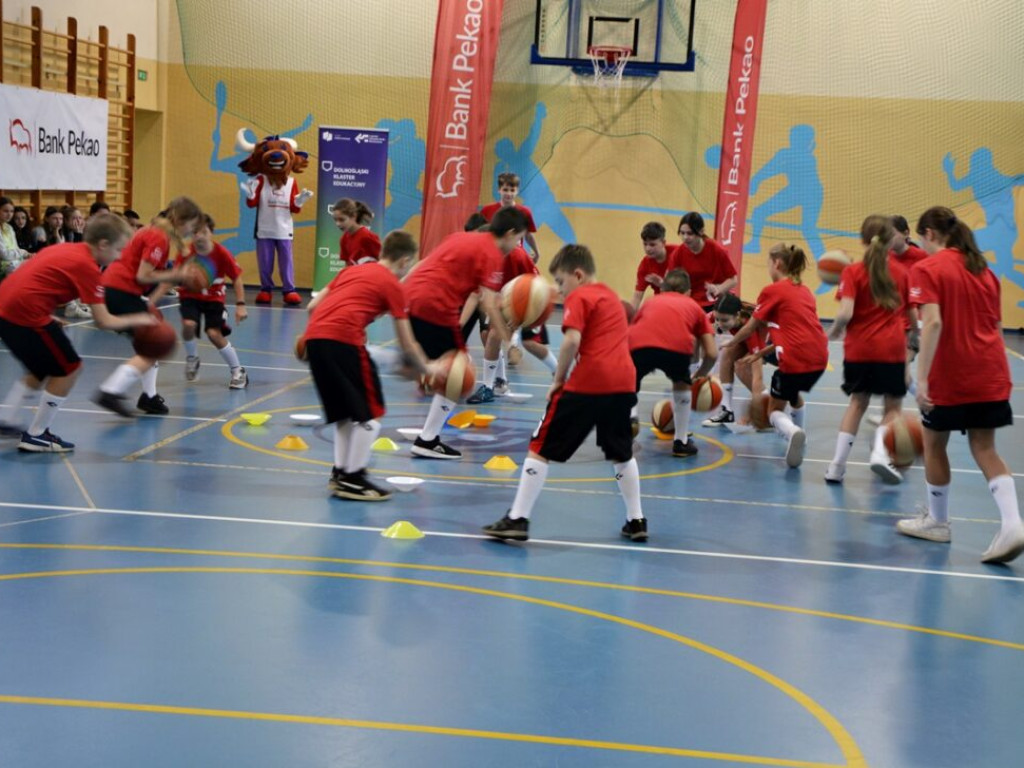 Koszykarze Zastalu trenowali głogowskich uczniów [Zdjęcia]
