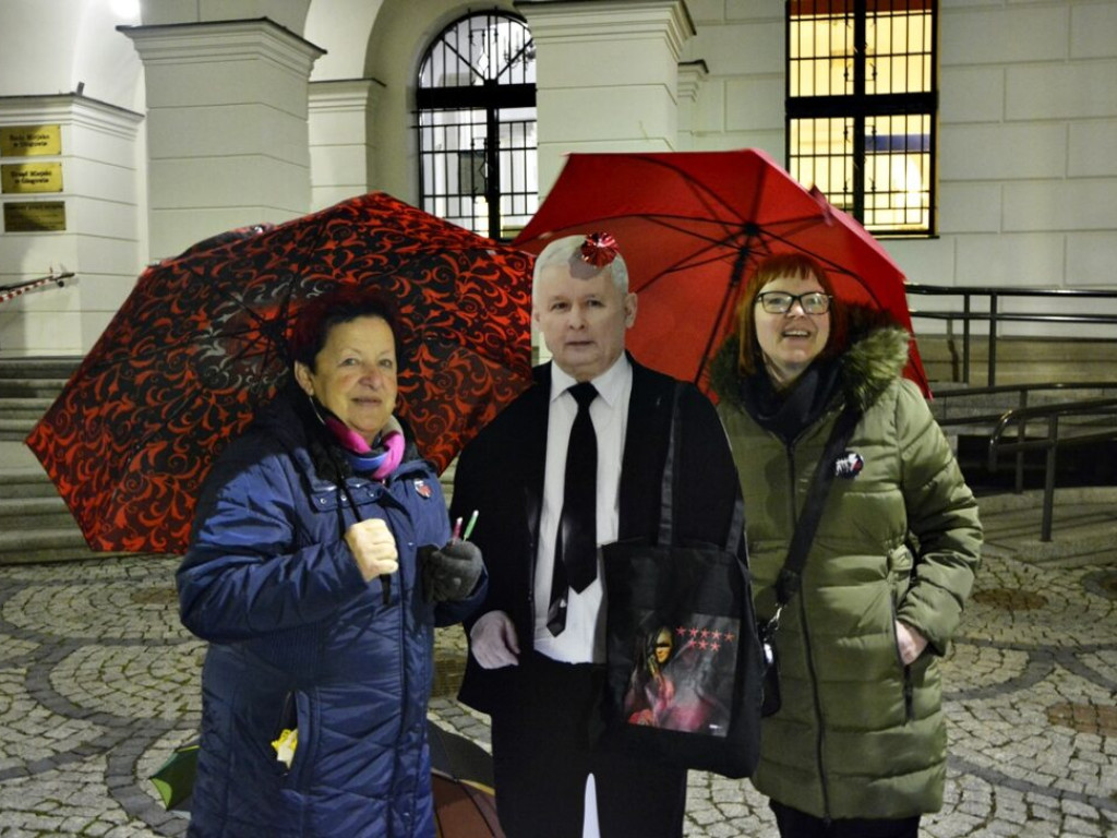Parasolką w Kaczyńskiego. Głogowianie protestowali w obronie praw kobiet  [Zdjęcia][Audio]