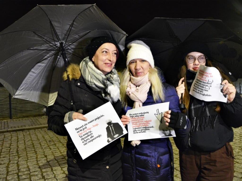 Parasolką w Kaczyńskiego. Głogowianie protestowali w obronie praw kobiet  [Zdjęcia][Audio]
