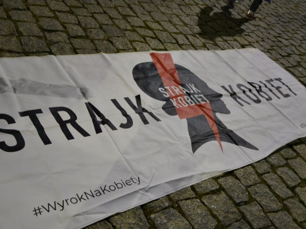 Parasolką w Kaczyńskiego. Głogowianie protestowali w obronie praw kobiet  [Zdjęcia][Audio]