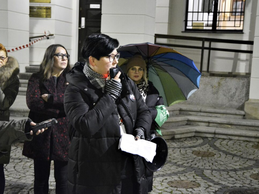 Parasolką w Kaczyńskiego. Głogowianie protestowali w obronie praw kobiet  [Zdjęcia][Audio]