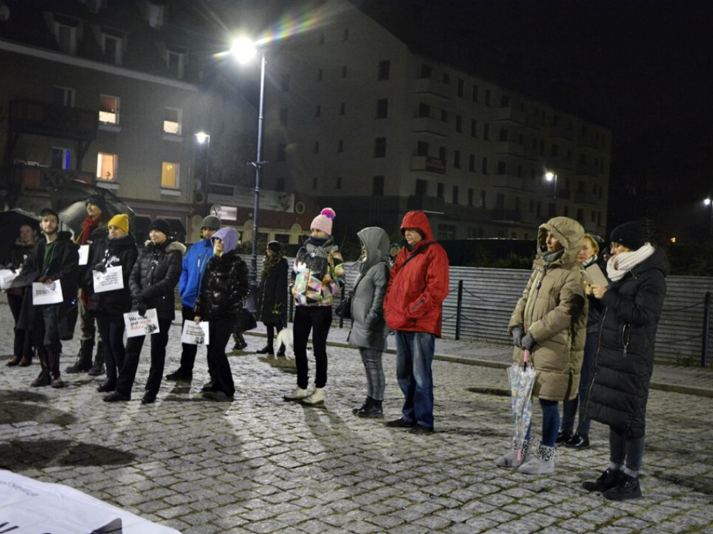 Parasolką w Kaczyńskiego. Głogowianie protestowali w obronie praw kobiet  [Zdjęcia][Audio]