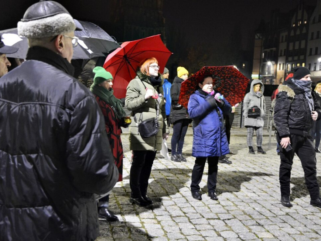 Parasolką w Kaczyńskiego. Głogowianie protestowali w obronie praw kobiet  [Zdjęcia][Audio]