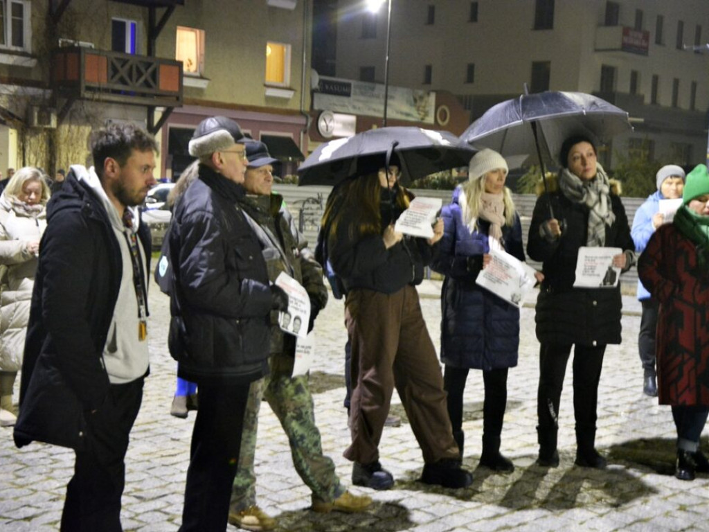 Parasolką w Kaczyńskiego. Głogowianie protestowali w obronie praw kobiet  [Zdjęcia][Audio]