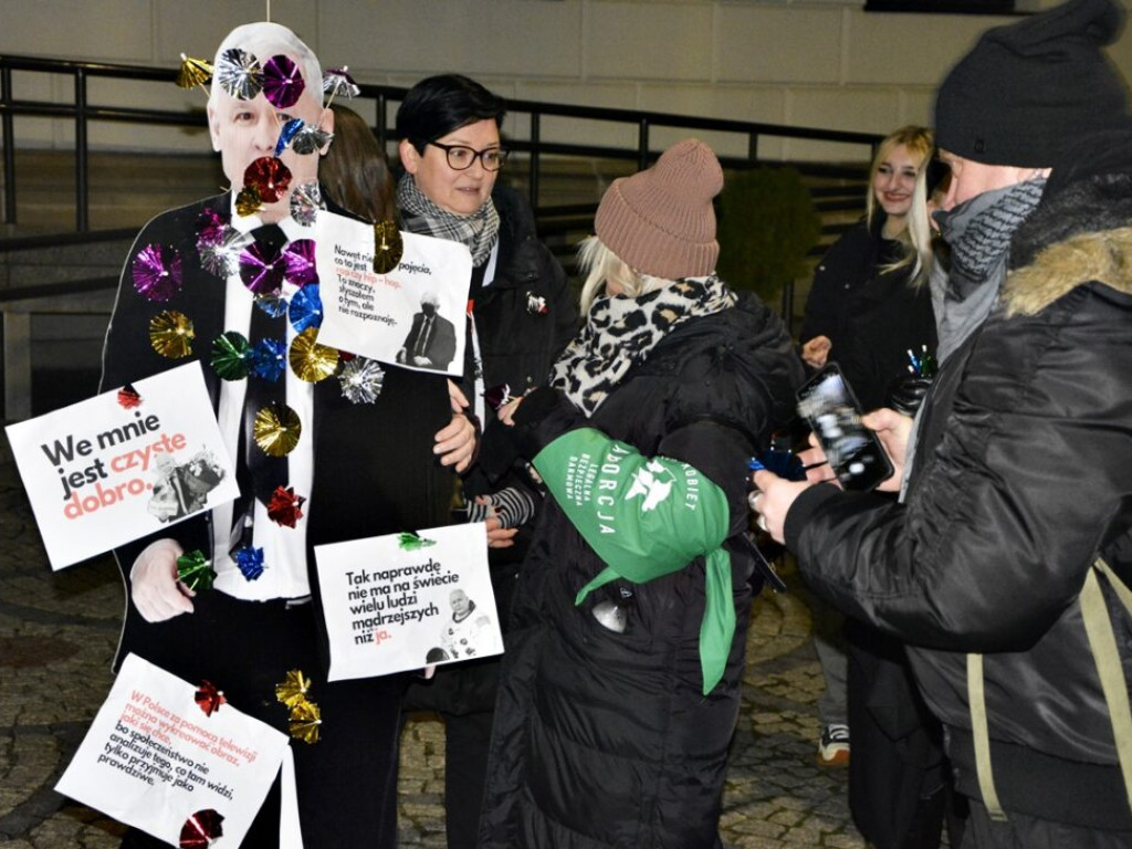Parasolką w Kaczyńskiego. Głogowianie protestowali w obronie praw kobiet  [Zdjęcia][Audio]