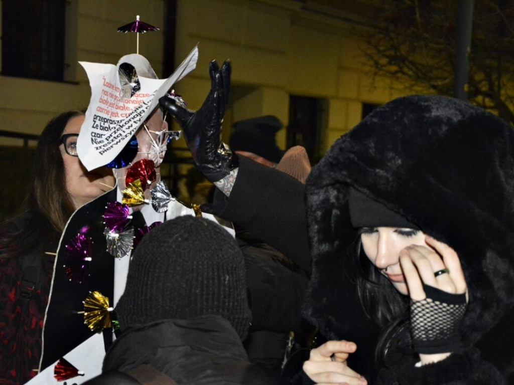 Parasolką w Kaczyńskiego. Głogowianie protestowali w obronie praw kobiet  [Zdjęcia][Audio]