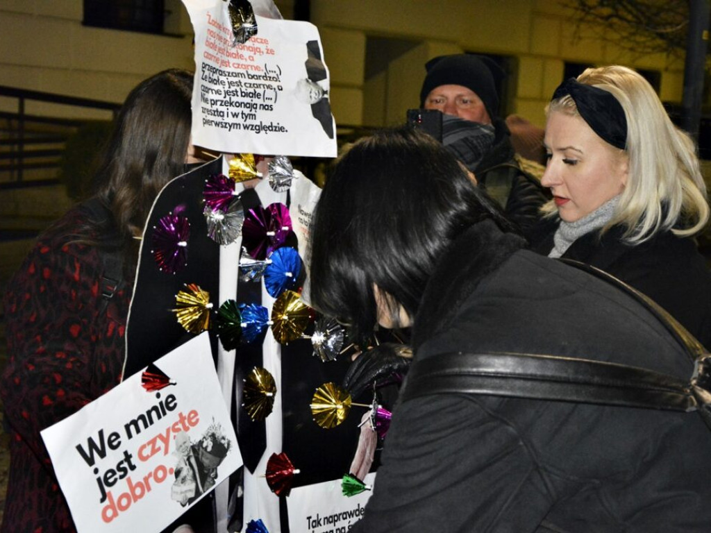 Parasolką w Kaczyńskiego. Głogowianie protestowali w obronie praw kobiet  [Zdjęcia][Audio]