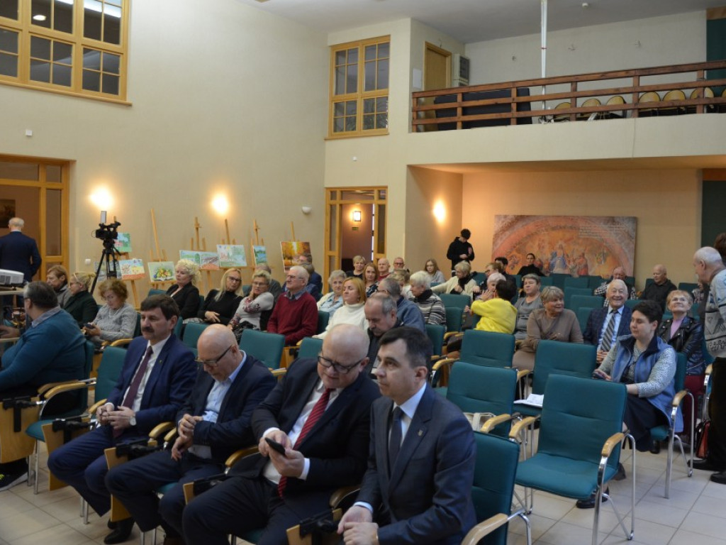 Nie niepełnosprawny, tylko z niepełnosprawnością. W Głogowie mówili o tym specjaliści z całej Polski