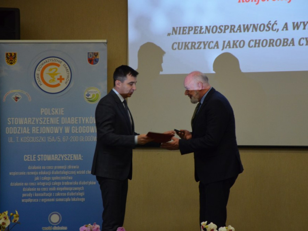 Nie niepełnosprawny, tylko z niepełnosprawnością. W Głogowie mówili o tym specjaliści z całej Polski