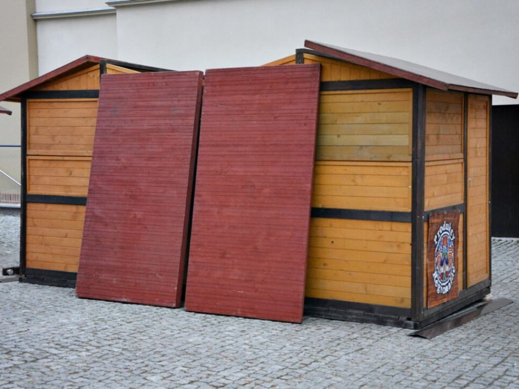 Drewniane budki koło ratusza. Ostanie przygotowania do Jarmarku