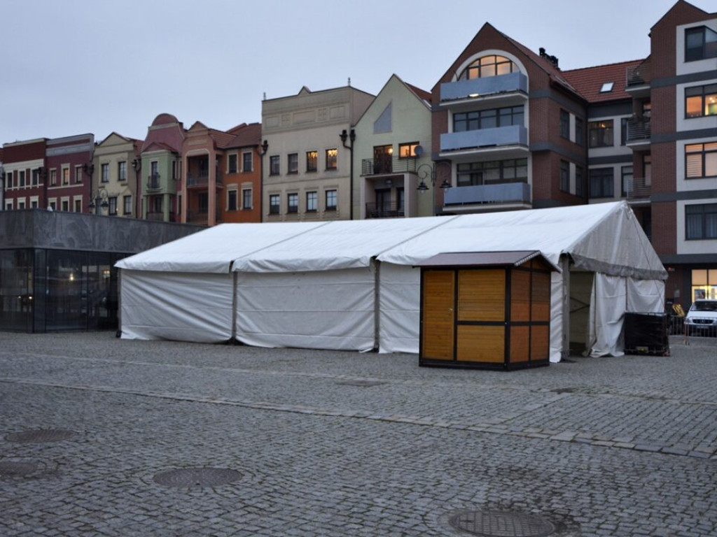 Drewniane budki koło ratusza. Ostanie przygotowania do Jarmarku