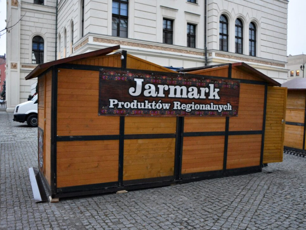 Drewniane budki koło ratusza. Ostanie przygotowania do Jarmarku