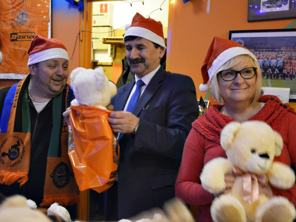 Kibice Chrobrego przygotowali paczki dla dzieci. Zobacz, ile tego było! [Zdjęcia]