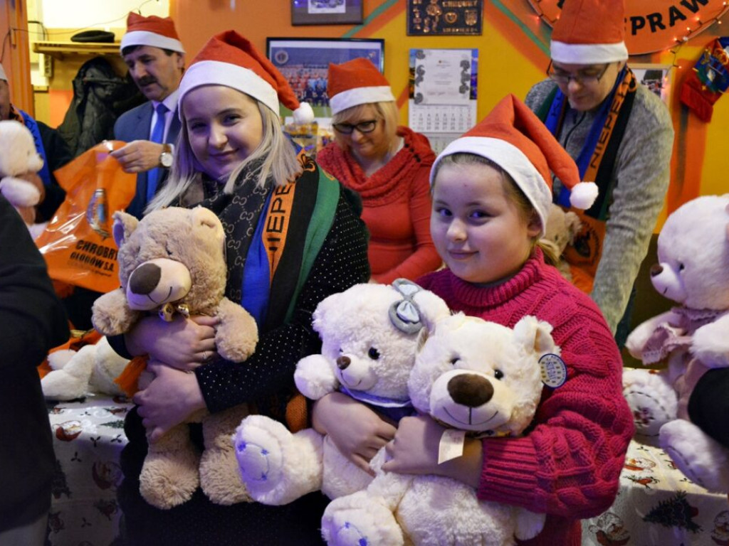 Kibice Chrobrego przygotowali paczki dla dzieci. Zobacz, ile tego było! [Zdjęcia]