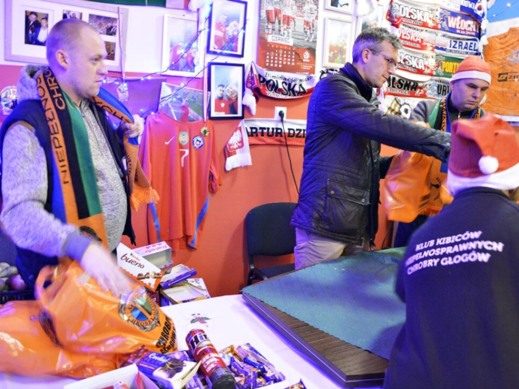 Kibice Chrobrego przygotowali paczki dla dzieci. Zobacz, ile tego było! [Zdjęcia]