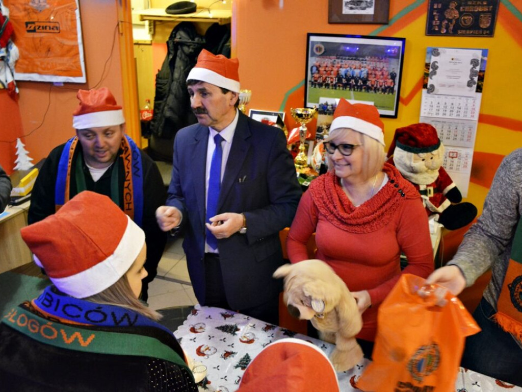 Kibice Chrobrego przygotowali paczki dla dzieci. Zobacz, ile tego było! [Zdjęcia]
