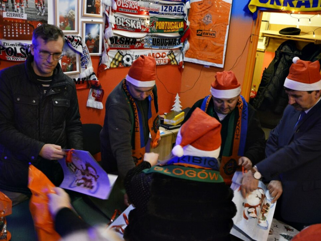 Kibice Chrobrego przygotowali paczki dla dzieci. Zobacz, ile tego było! [Zdjęcia]